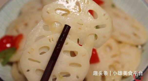 炒莲藕时，最忌直接下锅，大厨教你一招，莲藕脆爽可口不发黑
