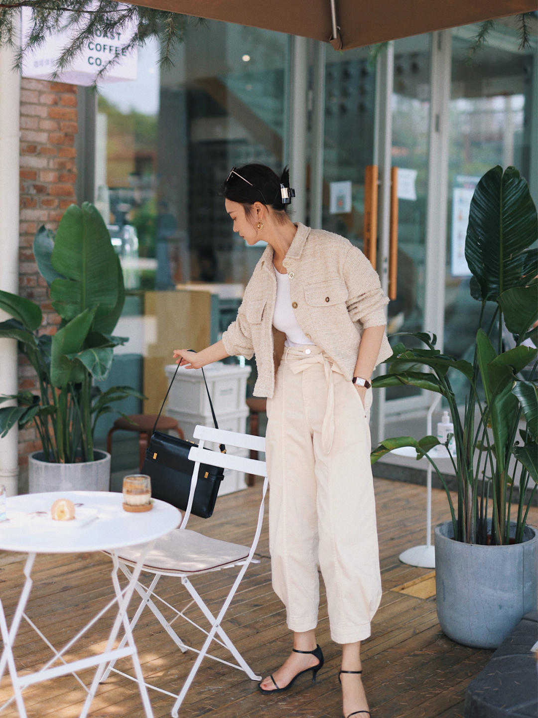 紧身|白裤子的季节到了,秋冬白裤子还能这样穿,太出乎意料了