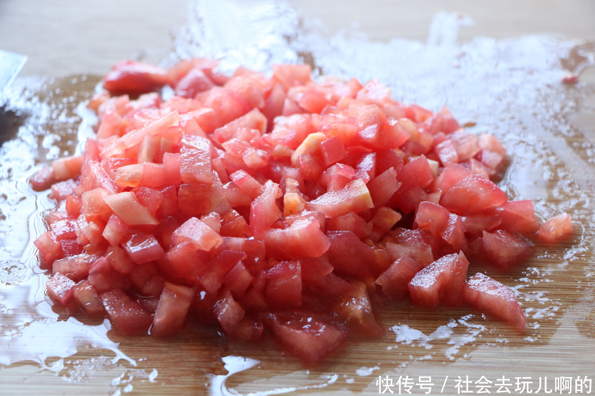 超爱|天气凉了，煮上一锅金针菇番茄汤，汤汁多，保暖又下饭，超爱吃