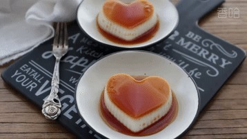 奶油焦糖布丁,1袋牛奶和少许糖,锅里简单一煮就成功