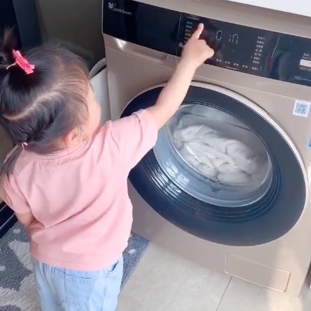 洗衣机|宝宝发现被子被洗了，气得直跺脚，无奈之下的决定把奶奶萌到了