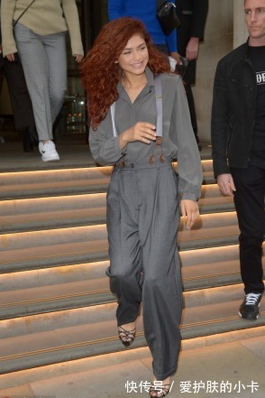 都市丽人|阔腿裤已经失宠了!今秋流行的是“背带裤”,洋气减龄还藏粗腿