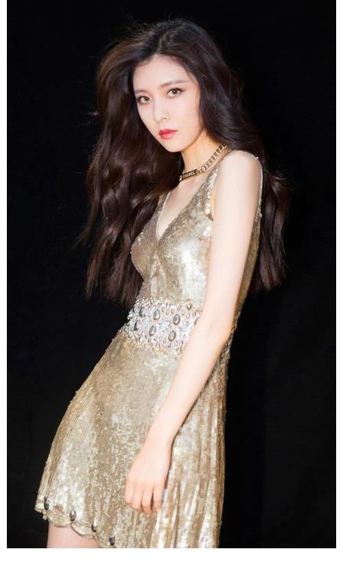 明星|女明星宋妍霏，跟老爸一起下厨，鸡飞狗跳