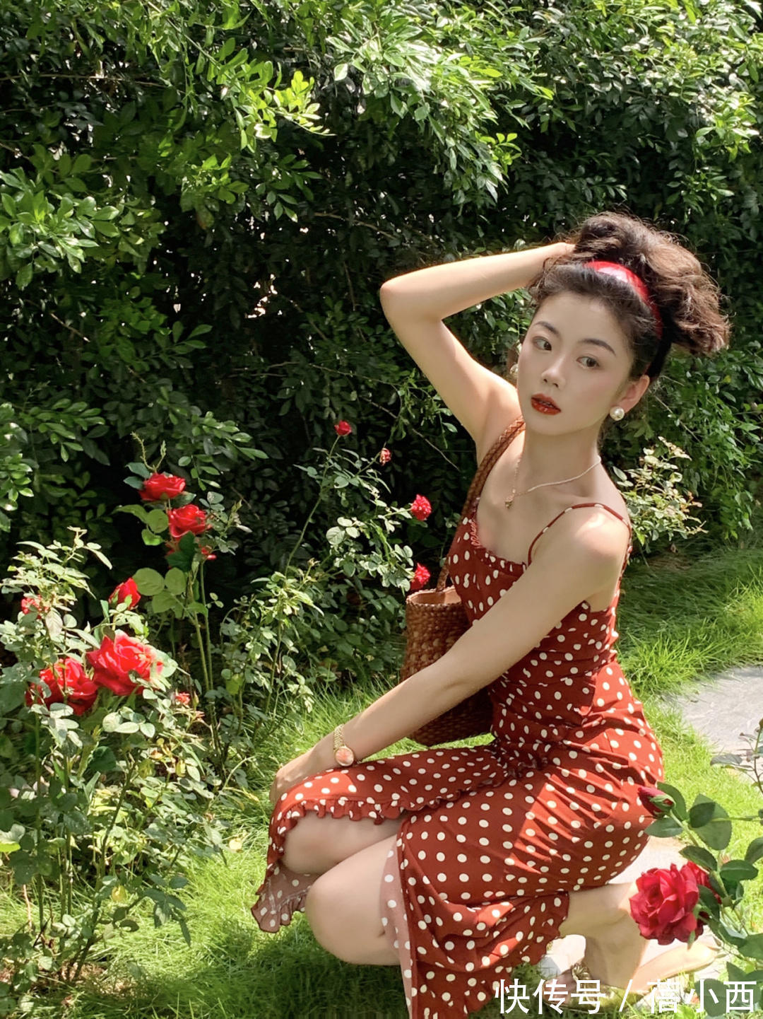 波点连衣裙|穿搭简约才高级,秋季衣橱必备“波点”单品,适合40+的熟女