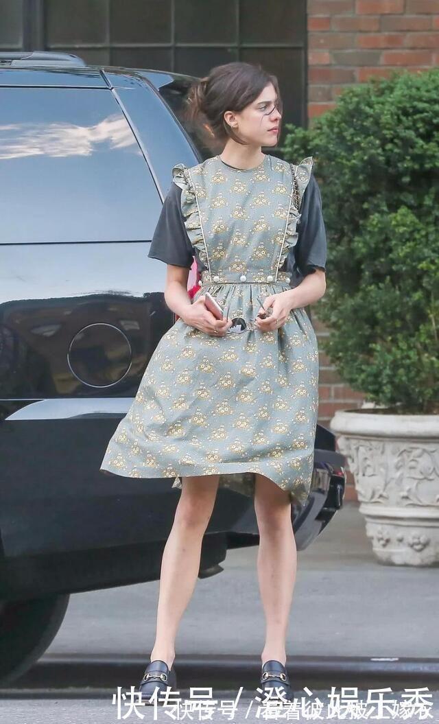 v领 “百褶裙”不受宠了,今年开始流行“奶奶裙”,青春减龄有气质