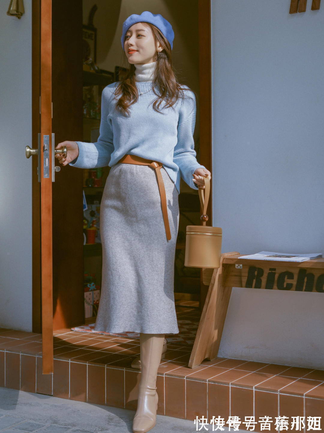 冬季 紧身裤过时了,这个冬季流行“毛衣+半身裙”,轻松穿出不俗气质