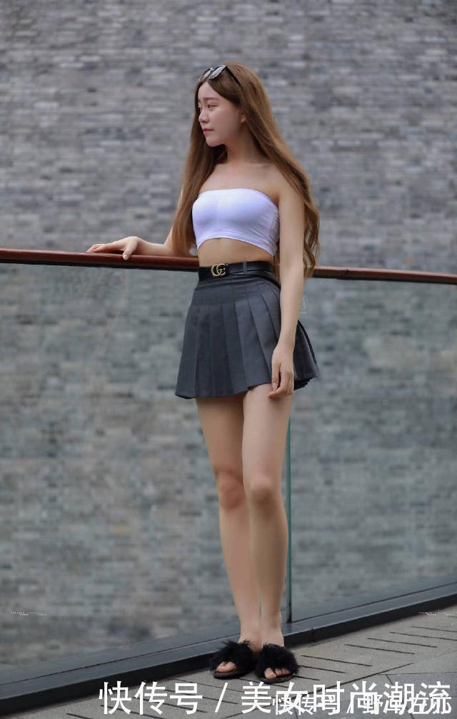 回头率 极简的白色束胸装,搭配清爽的百褶裙,可以达到回头率满分的效果