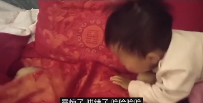 妹妹|姐姐哄妹妹睡觉,谁曾想却拍错了地方,网友姐姐这是哄了个寂寞