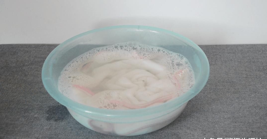 厨房|厨房抹布又脏有油难清洗 教你一招用它泡一泡, 抹布比毛巾还干净