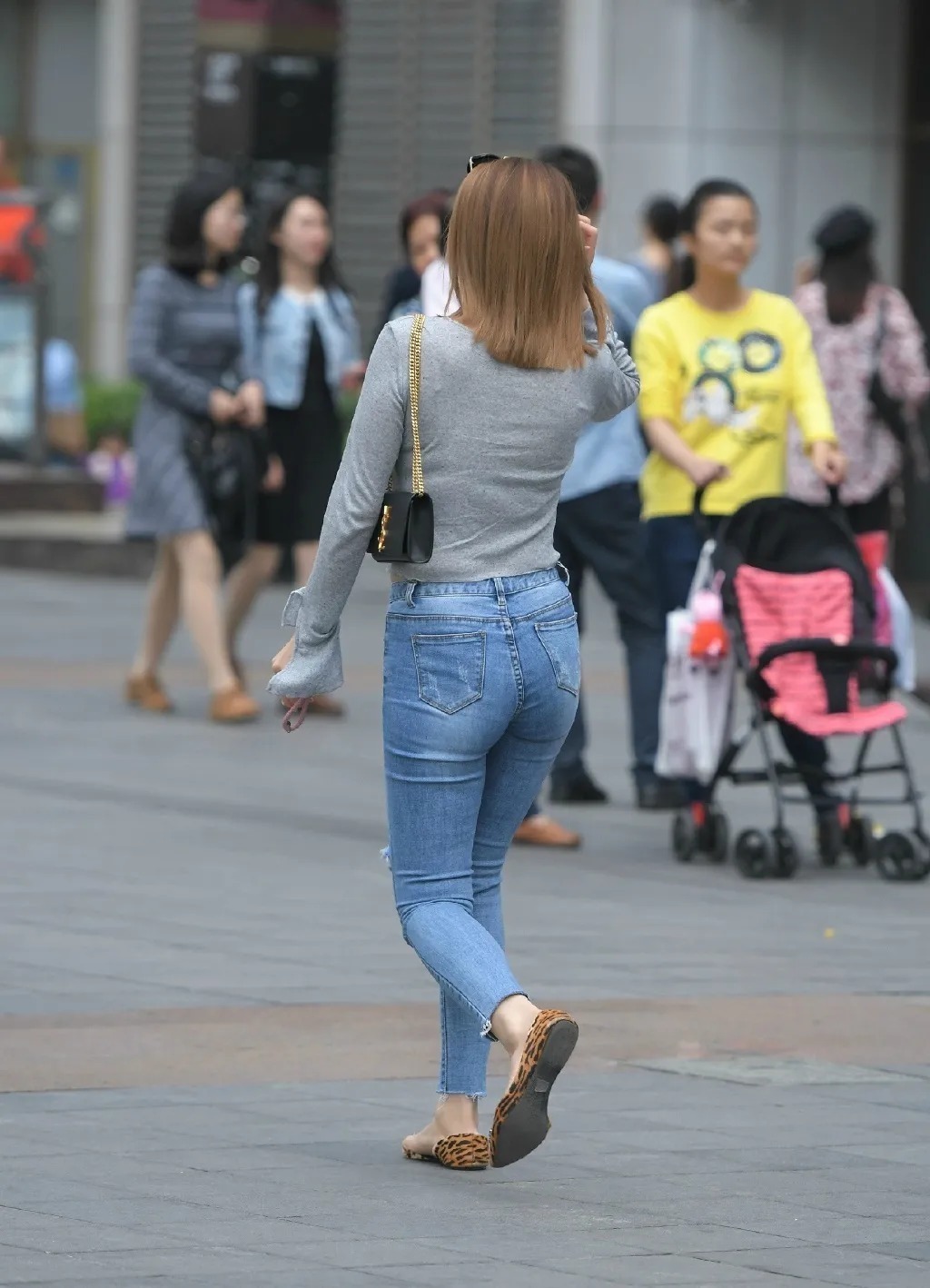 大长腿 微胖女生的秋季穿搭,选择破洞牛仔裤,让你轻松“胜人一筹”