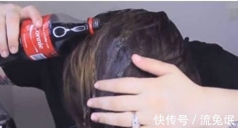 女子|美国一女子用可乐洗头一年,头发变成这样,她自己都表示难以置信