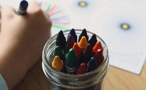 小恶魔|妈妈抱儿子出门,刚出小区就捂住孩子双眼,其他家长又学到一招