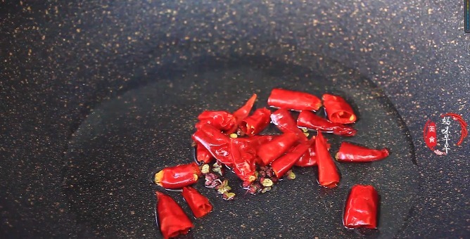 这是黄瓜最脆爽,入味的做法,老酒鬼们一盘菜,能喝半斤酒,过瘾