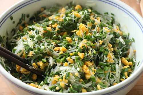 五香粉|韭菜不做韭菜盒子，试试这样做，金黄酥脆，满满的馅料，太过瘾了