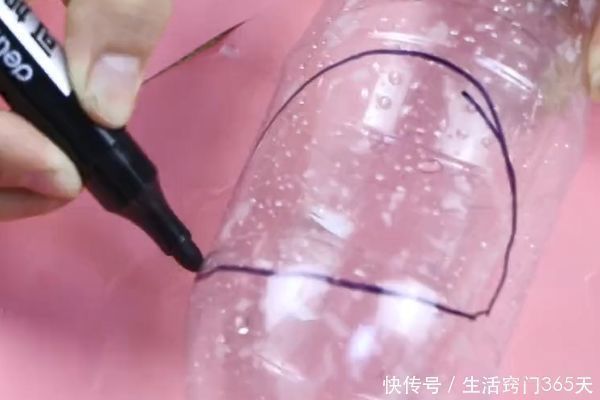 橡皮筋|塑料瓶上绑一根橡皮筋,放在厨房太强大了,轻松省下上百元!