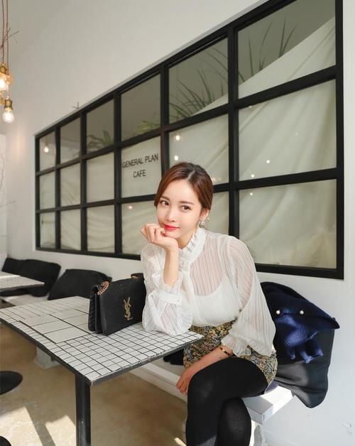  到底|美女穿搭：白色蕾丝长衫，优雅演绎到底，笑容更加迷人