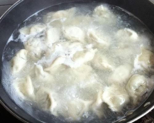 煮饺子,要不要盖锅盖多数人做错了,难怪饺子软糯不劲道还破皮