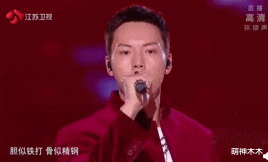 跨年夜现场太热闹:龚俊把信带偏,杨紫被嘲脸僵,杨幂隔空献吻