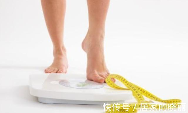 女人|经期“减肥”更有效，若能多喝“4杯水”，赘肉悄悄消失