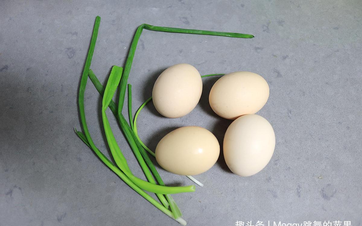 厨艺|鸡蛋的别致吃法,4个蛋摊7张蛋皮卷成筒,香嫩多汁特别显厨艺