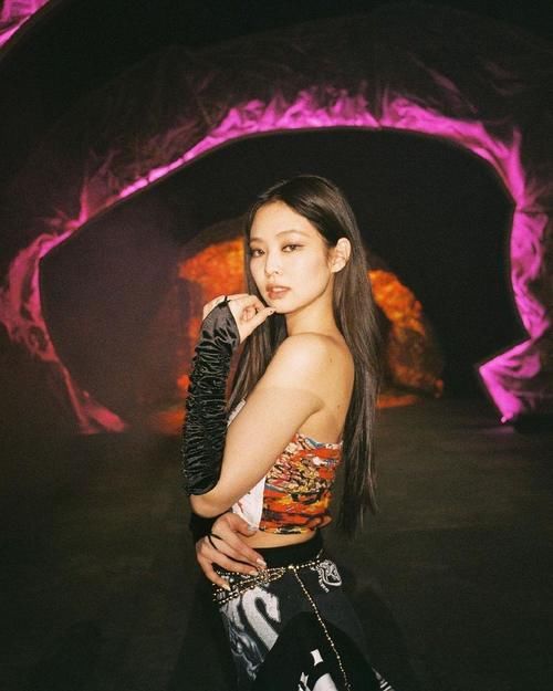 BLACKPINK朴彩英出演综艺,忙事业圈粉,Jennie却谈恋爱拉跨