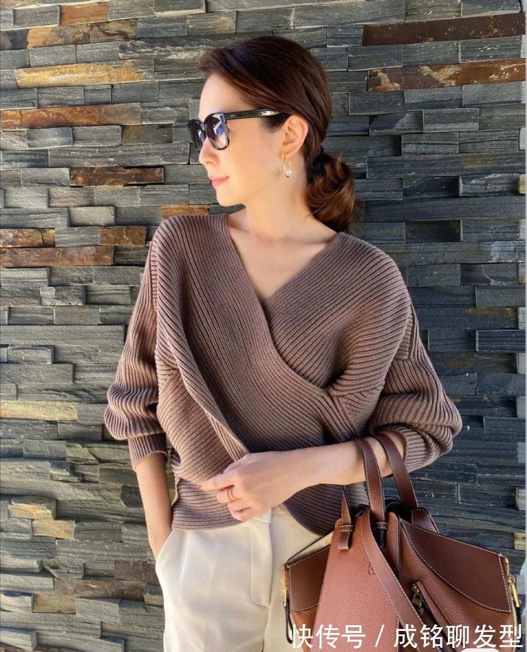 领口|五十岁女人不能错过的毛衣穿搭,简约却不简单,保暖大气显格调