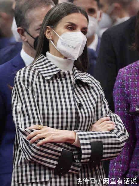 王后 西班牙王后头发白了不少,穿格纹大衣气质依旧高级,从容老去真美