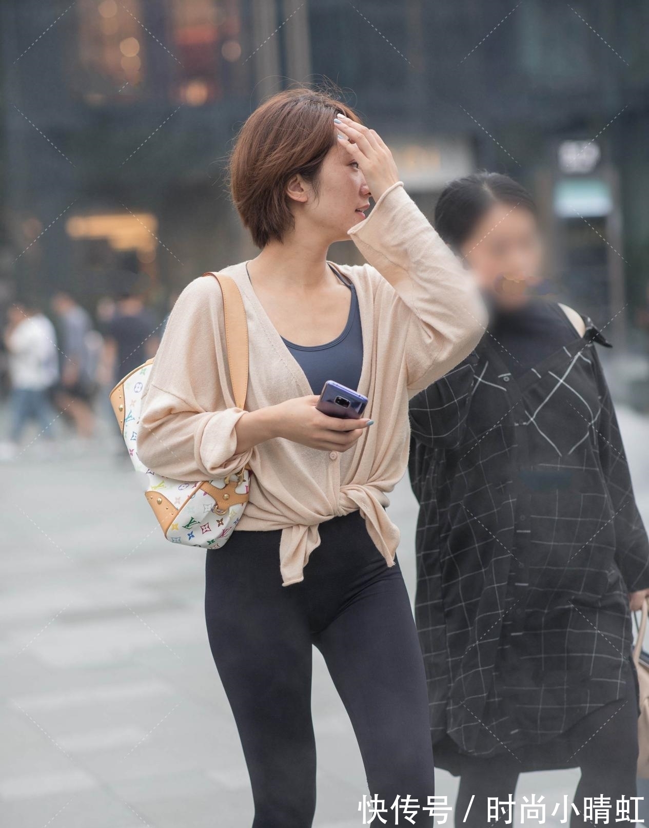 运动裤|薄款的针织防晒衫,搭配运动裤还有一种另类的慵懒感