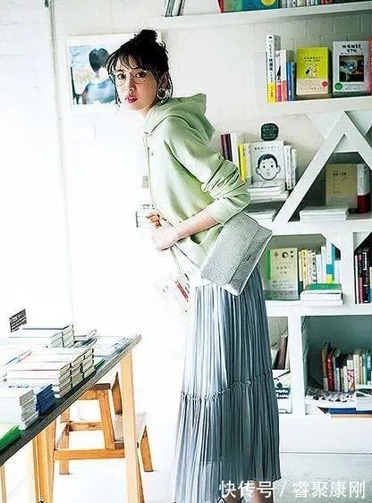 随性|卫衣+半裙=早秋最火混搭套路,时髦又有女人味