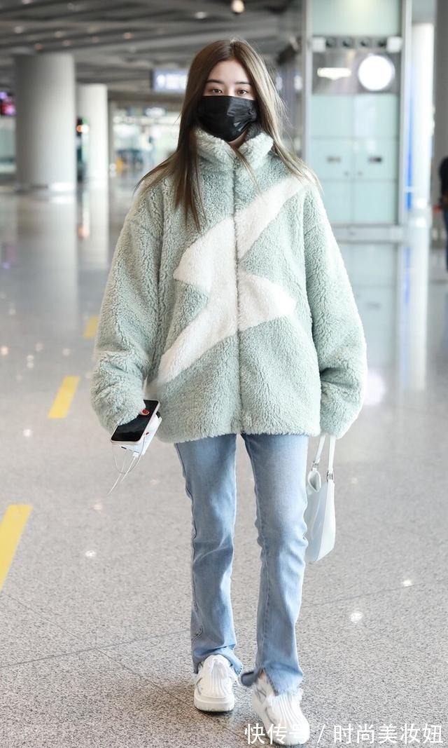穿搭|被这位60岁奶奶惊艳了,穿羊羔绒外套洋气减龄,年轻10岁不止
