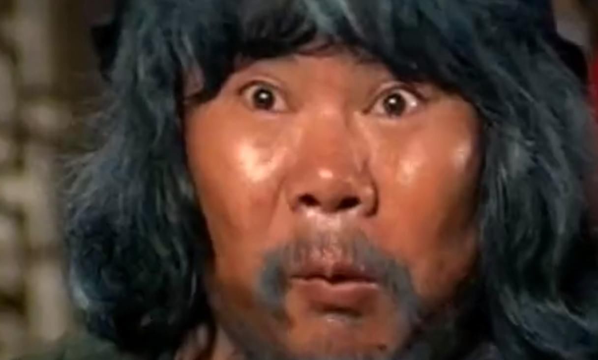 他跟李小龙是好友 脸长得不好演了一辈子配角 如今儿子给他争光 全网搜