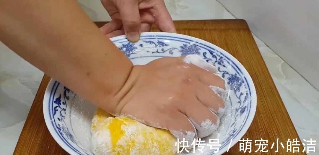 南瓜这样做才简单,锅里炸一炸,外皮焦脆又空心,比面包蛋糕还好吃