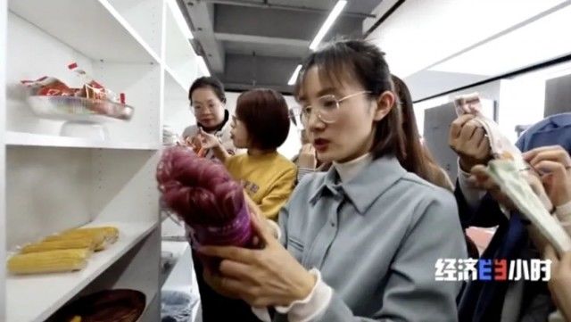 100元能买啥？2件衣服、4个包、1条裤子1双鞋...咋做到的？