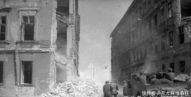 德军|1945年苏军旧照，高射炮当榴弹炮，炮口抵在德军面前轰击