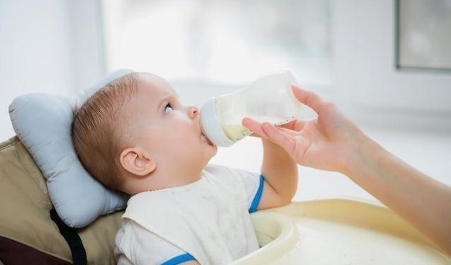 冲泡|奶粉用温水冲泡就行了?冲奶粉时的经典错误,看看你犯了没