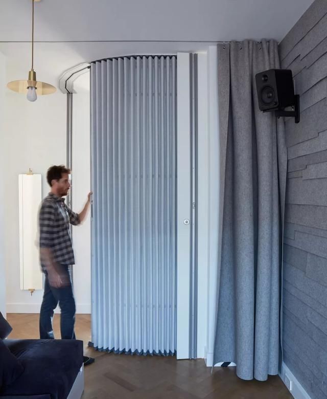 浮生半日闲|33㎡房子也能样样俱全,茶几内藏机关,拿来当餐桌坐10个人都不怕