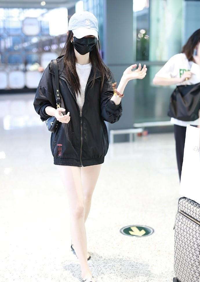 版型|刘浩存为了美真舍得破费，凹下衣失踪博眼球，还背1万9LV包撑场面