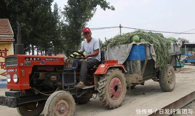 驾驶玩具车|萌宝亲自驾驶“玩具车”帮姥爷载瓜,忙前忙后,网友:小伙技术不错呀