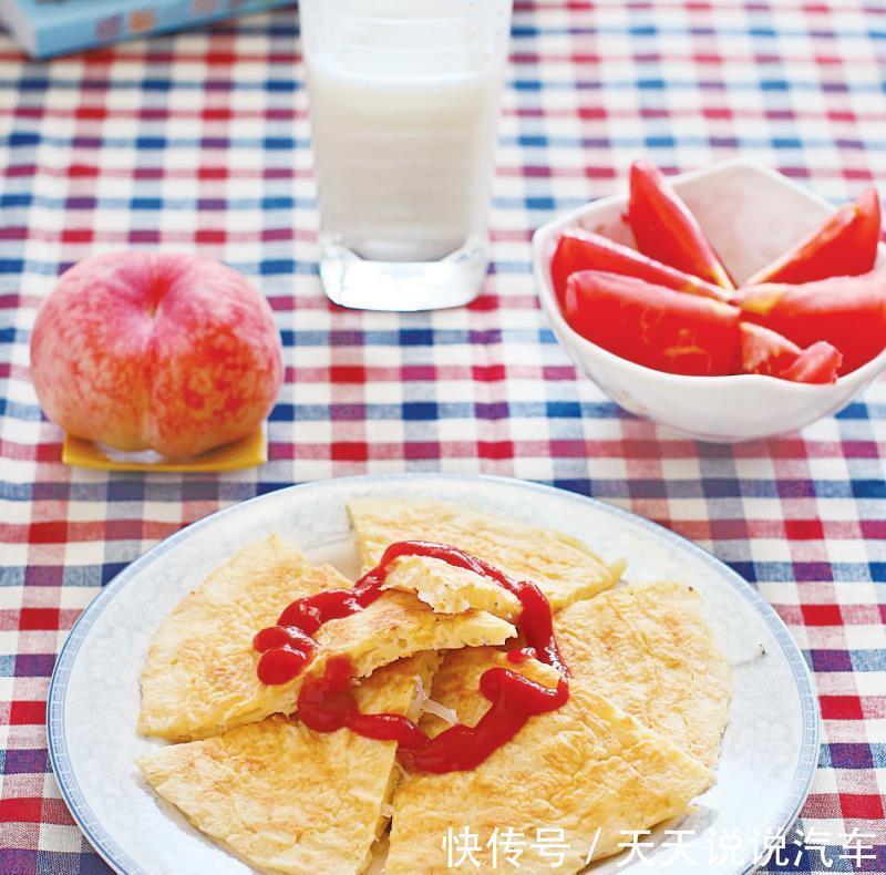 银鱼蛋饼套餐,还有蜂蜜西红柿佐餐,清清爽爽有营养