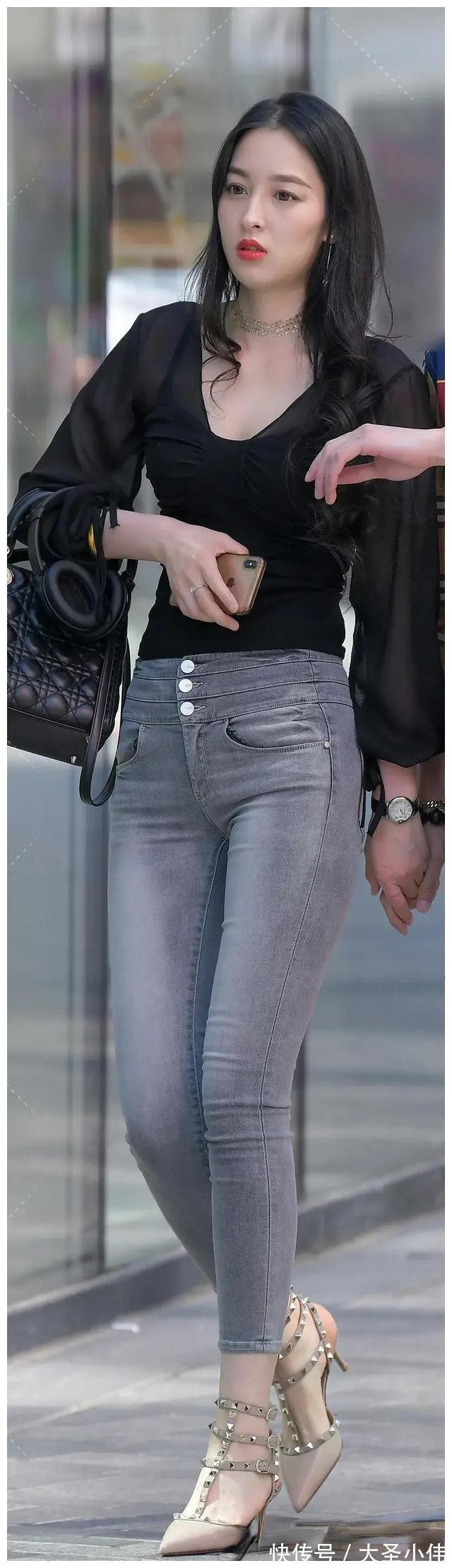 美女|美女街拍:三排扣的浅色九分牛仔裤时髦修身,穿出雅致的高级感,曲线优美