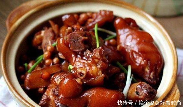 炖猪蹄时不要只焯水,多加一个步骤,炖好的猪蹄香气扑鼻,无腥味