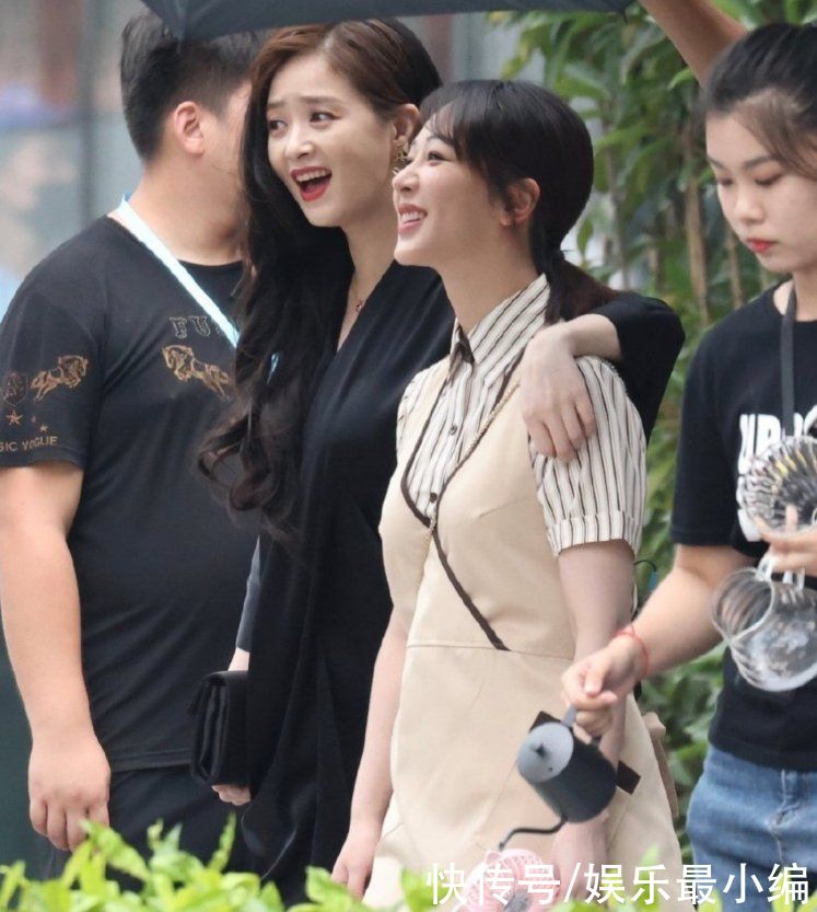 歡樂頌|《萌探》新鮮錄制路透！當紅帥哥愛豆露面，楊紫與姐妹見面好有愛