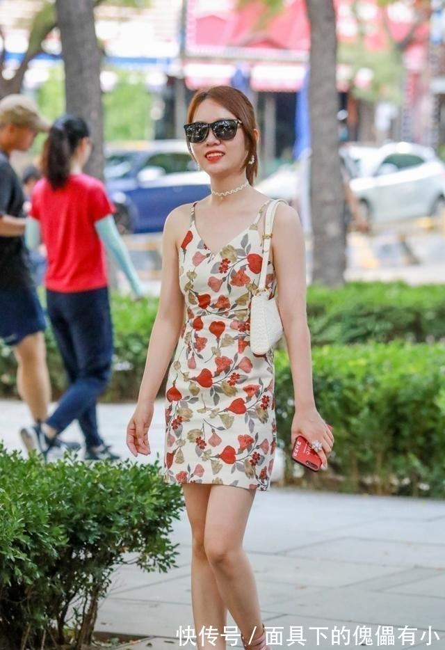 美女 穿上时尚美女最爱的包臀裙装扮,时髦好看极具设计感,才不尴尬!