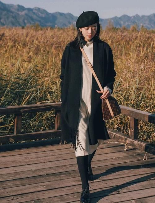 大衣显沉闷？那是你不会穿！内搭配这几个“颜色”，吸晴好看