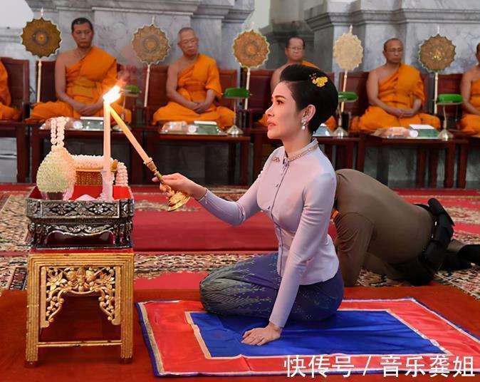 王后|继“孕肚”照后,王室晒出诗妮娜抱娃海报,泰王手绘漫画成真了