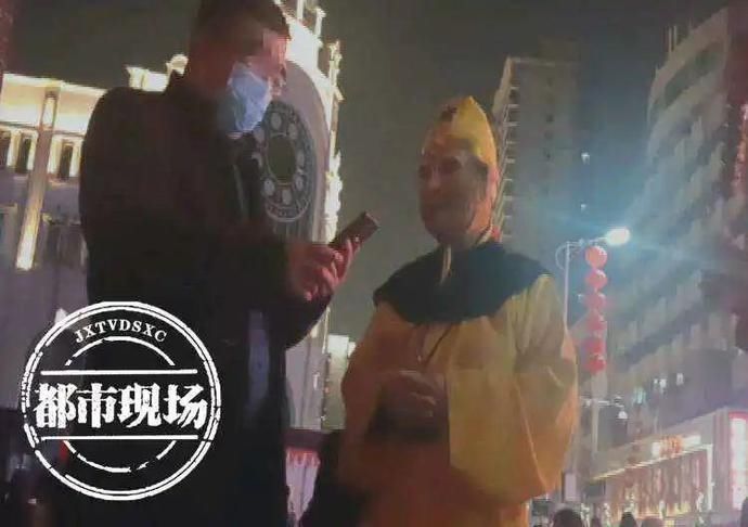 老年|南昌万寿宫门前“猴哥”多 拍照要钱还不事先告诉你
