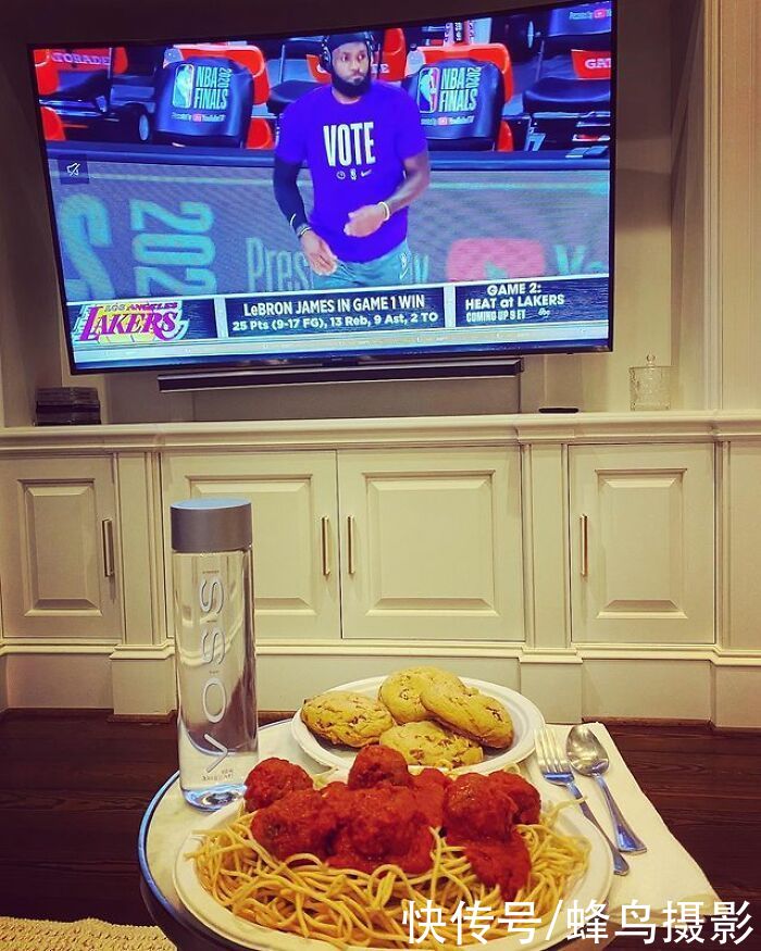 28个巨石强森的菜单，满满一桌子太能吃，还边吃边看电影太享受