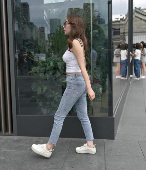 街拍小姐姐一件修身的小衫搭配一款短裤,很显青春活力的气息