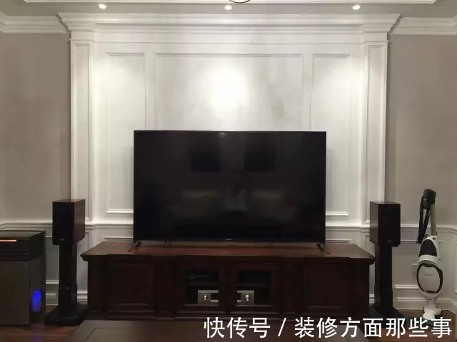 三居室|105平美式风三居室,浅灰的底色点缀亮黄、浅蓝为客厅时尚感