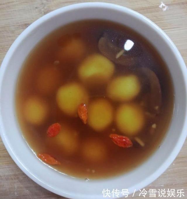 它是“穷人的阿胶”，隔三差五煮一碗，色斑没了